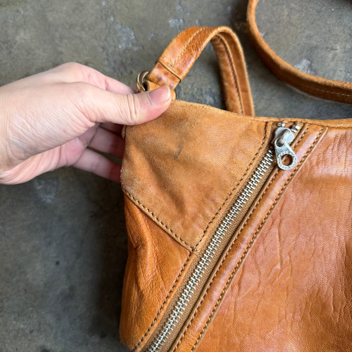 마크제이콥스 지퍼 디테일 미니 크로스백 상품이미지5