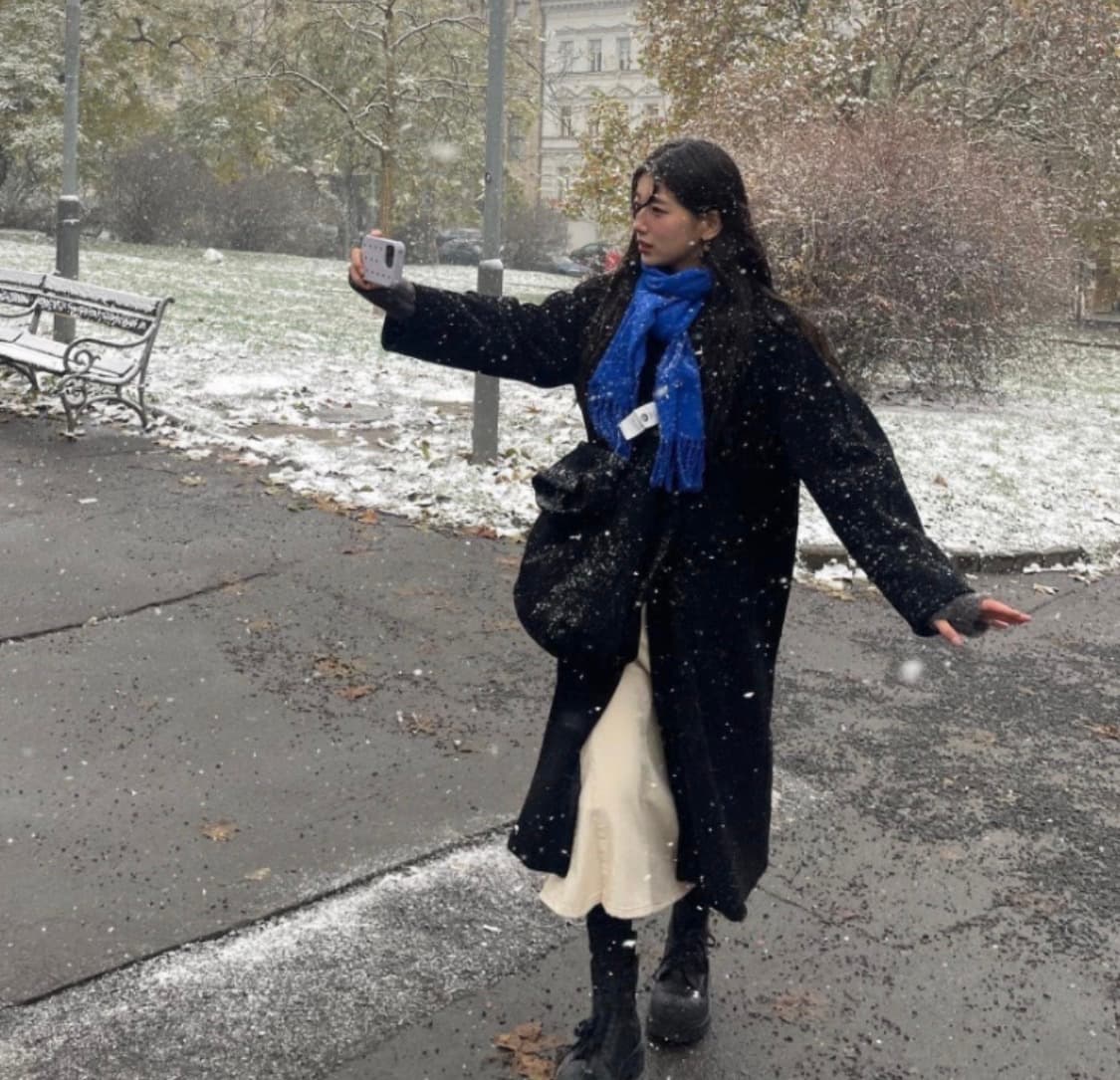 [아크네스튜디오] 수지 착용 로얄블루 상품이미지2