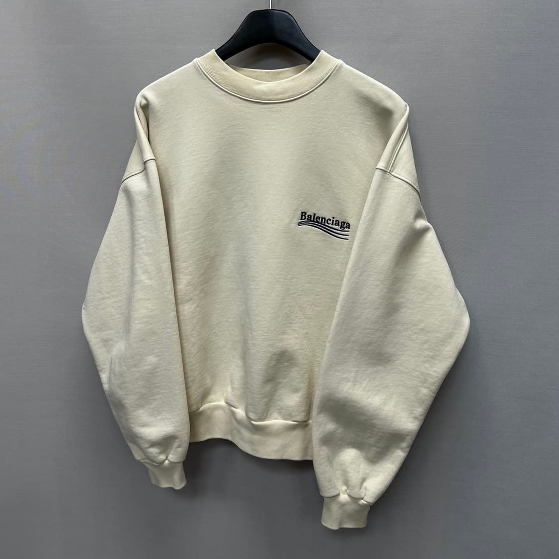 발렌시아가 웨이브로고 자수 로고 맨투맨 (100)  상품이미지5