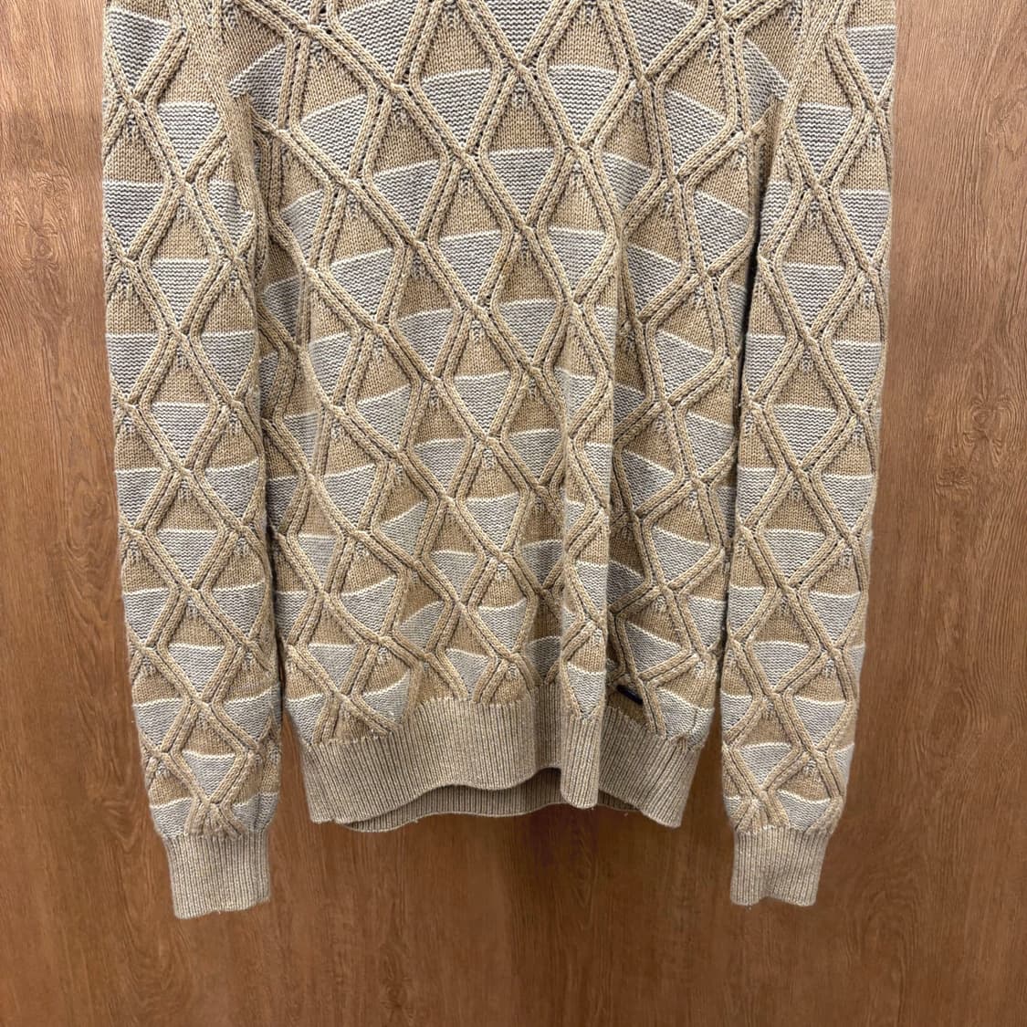 휴고 보스 라운드넥 니트 기하학 패턴 로고 메탈 장식 디테일 베이지 상품이미지5