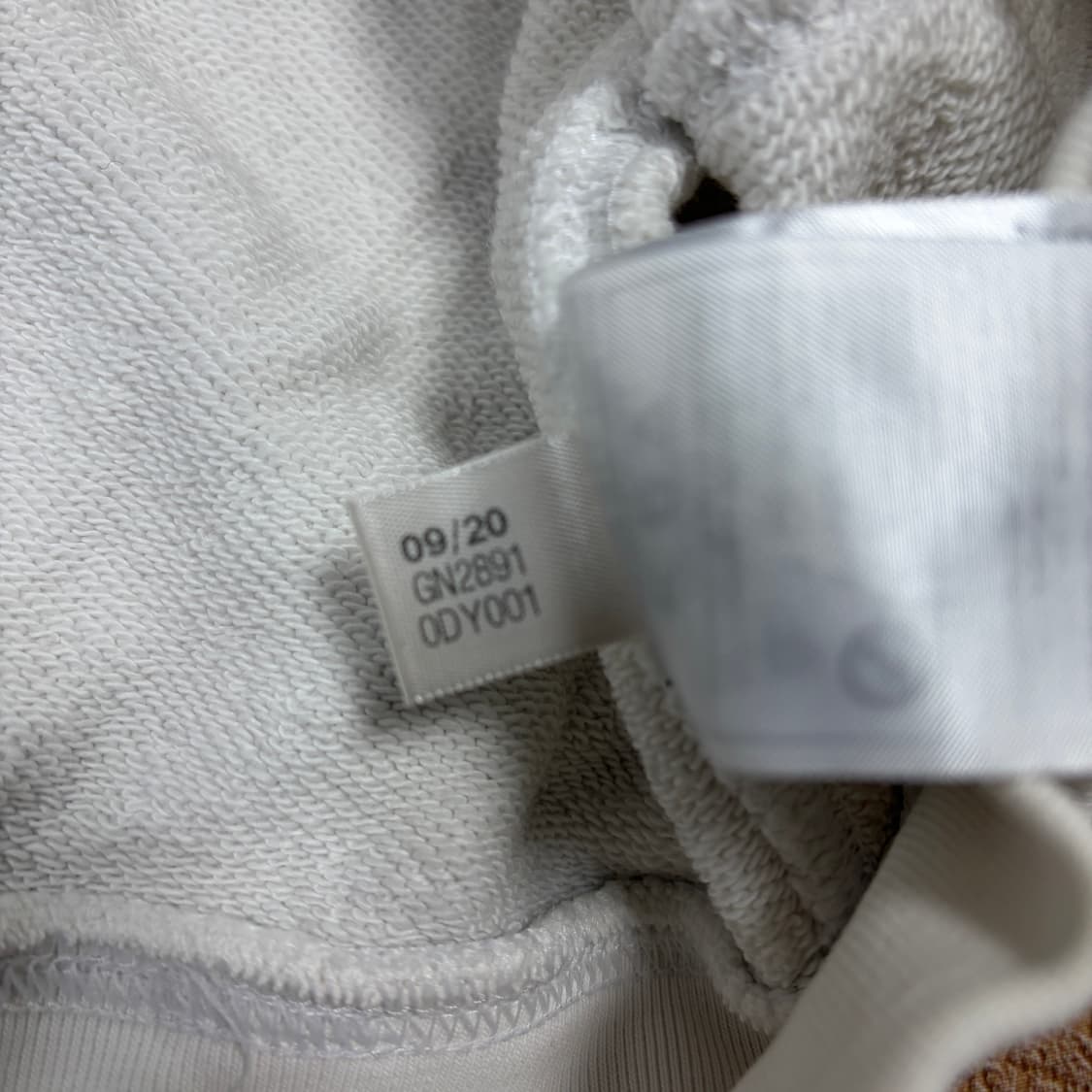 (W)아디다스 화이트 크롭 후드티 상품이미지4