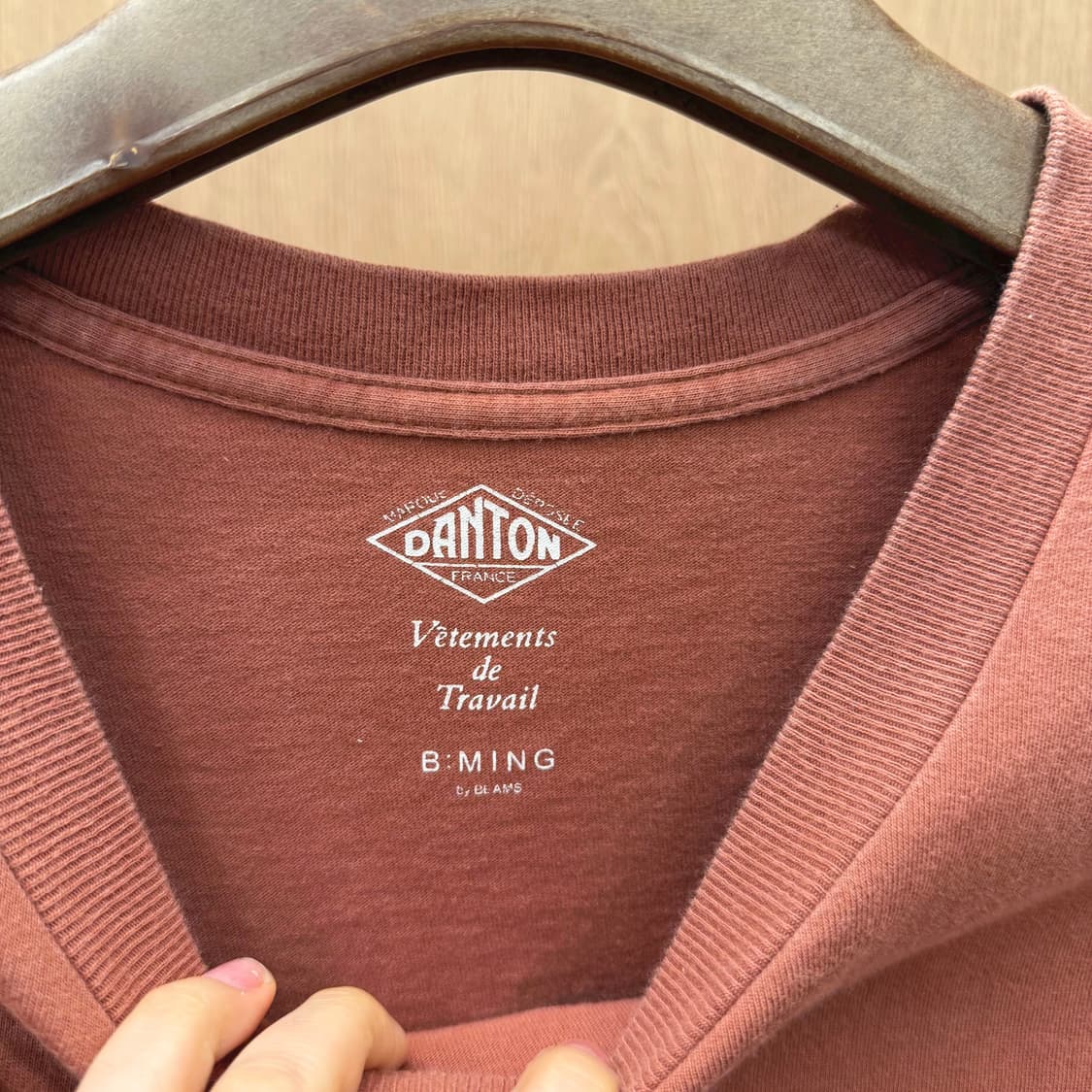 단톤 반팔 티셔츠 라운드넥 로고 자수 싱글 포켓 디테일 와인 브라운 상품이미지7