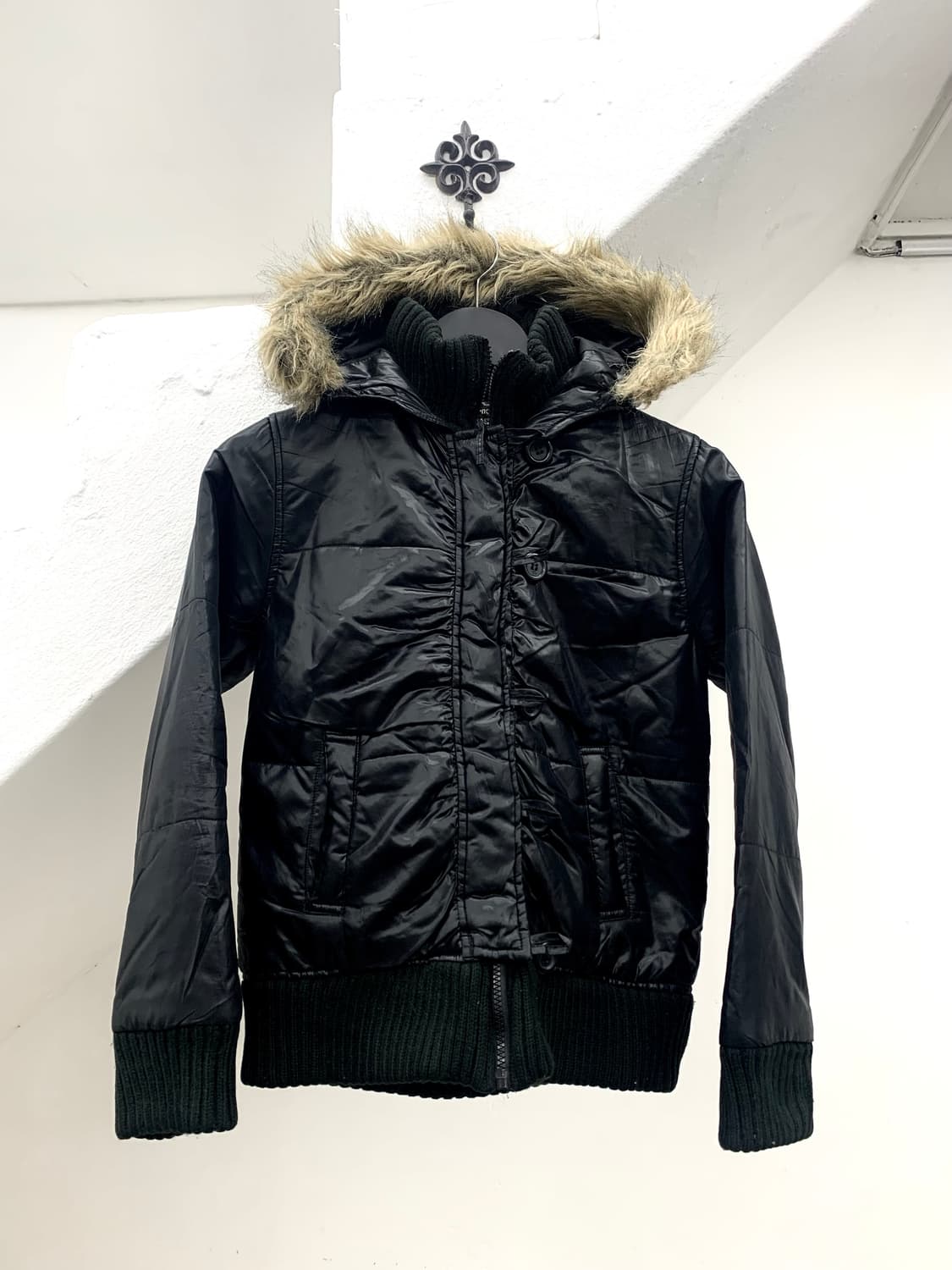Black fur trimmed hood crop padding  상품이미지1
