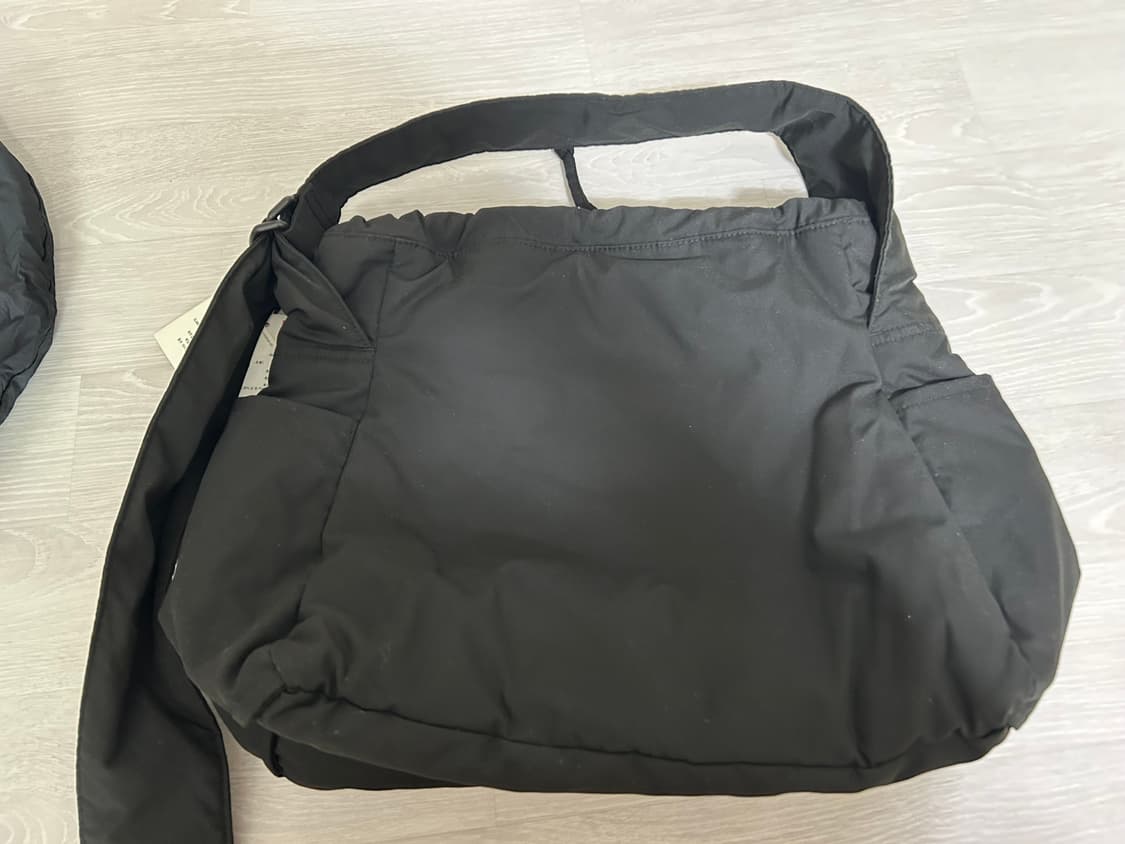 유니클로 소프트퍼피 숄더백 블랙 상품이미지2