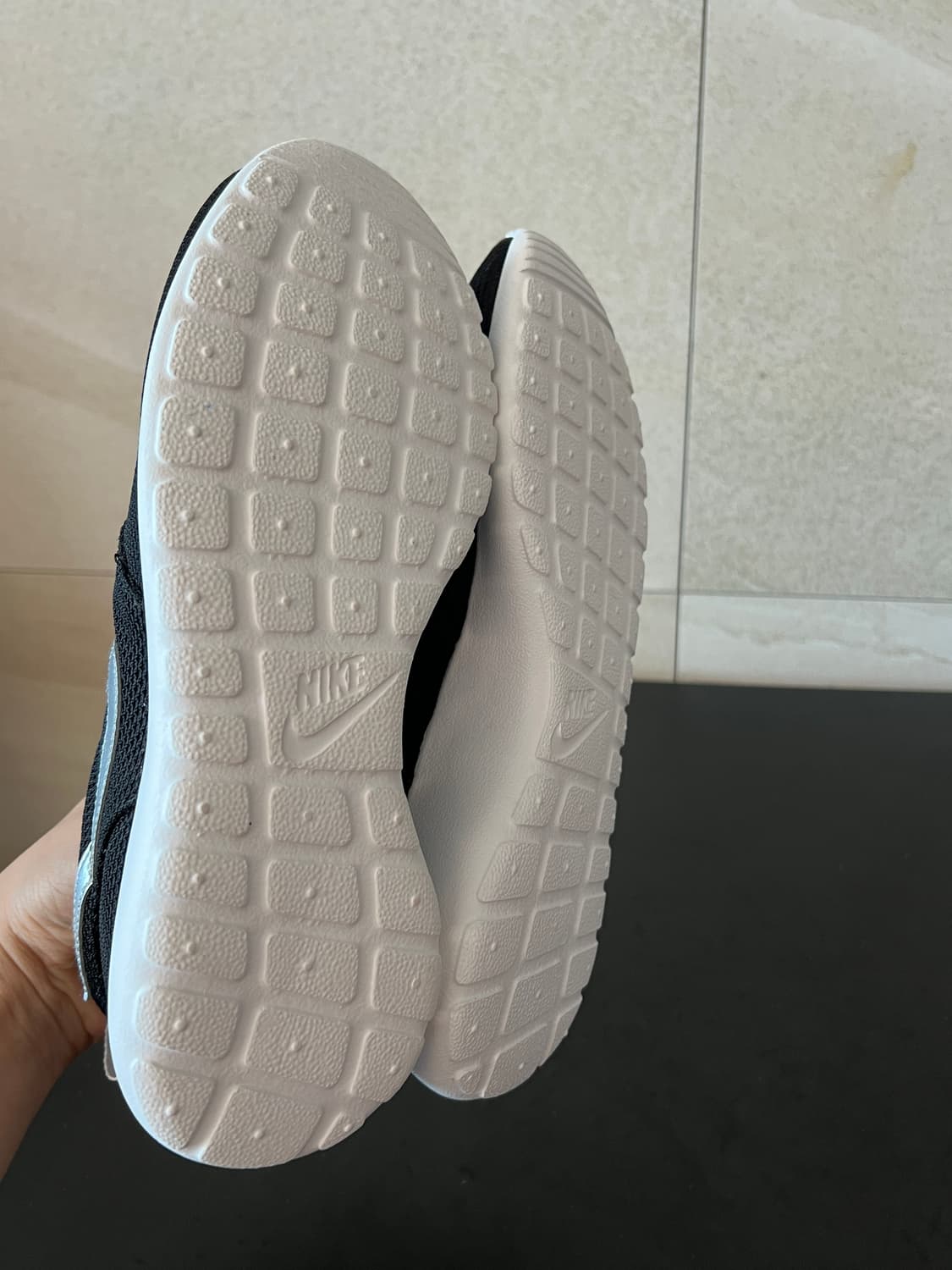 [250] 나이키 로쉬런 블랙/실버 - 가볍고 편한 데일리 운동화 상품이미지6