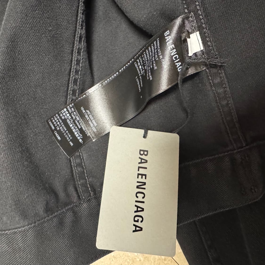 [L] 발렌시아가 크롭 스몰로고 데님자켓 블랙 상품이미지6
