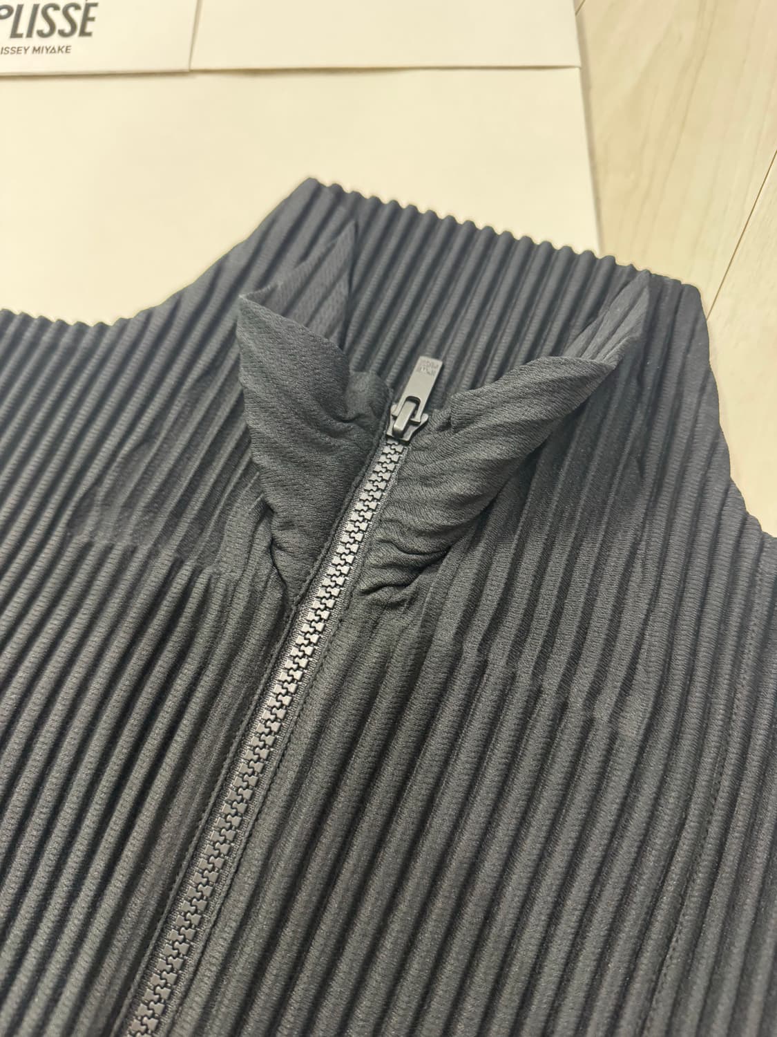 옴므플리세 이세이미야케 먼슬리 하프 집업 블랙 남성 상품이미지7