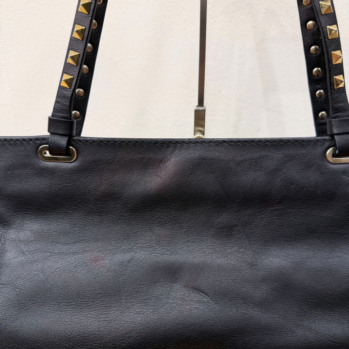 발렌티노 레더 토트백 골드 피라미드 스터드 숄더 스트랩 디테일 블랙 상품이미지8