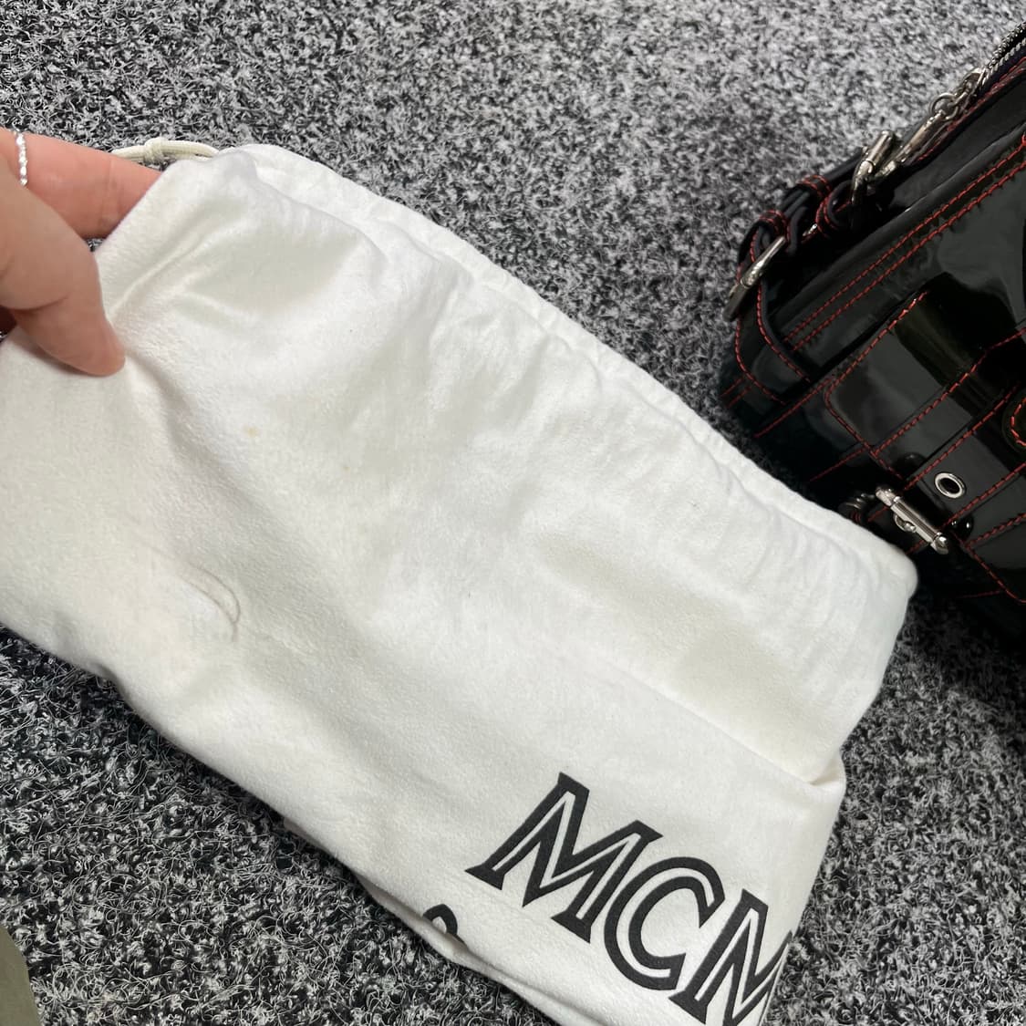 MCM 엠씨엠 뮌헨 라이온 페이던트 에나멜 가방 상품이미지10