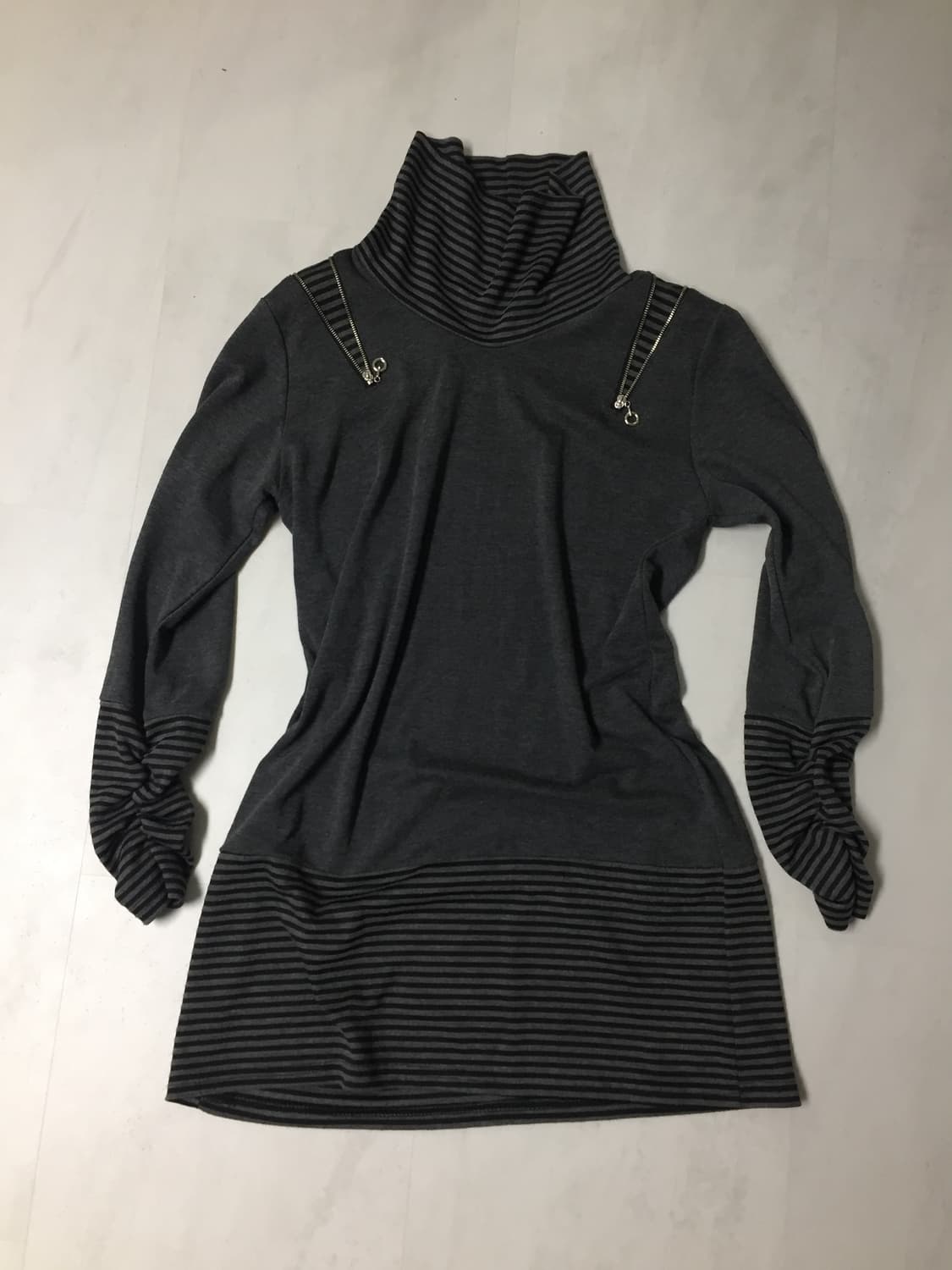 어깨 지퍼 포인트 스트라이프 배색 하이넥 티셔츠 상품이미지1