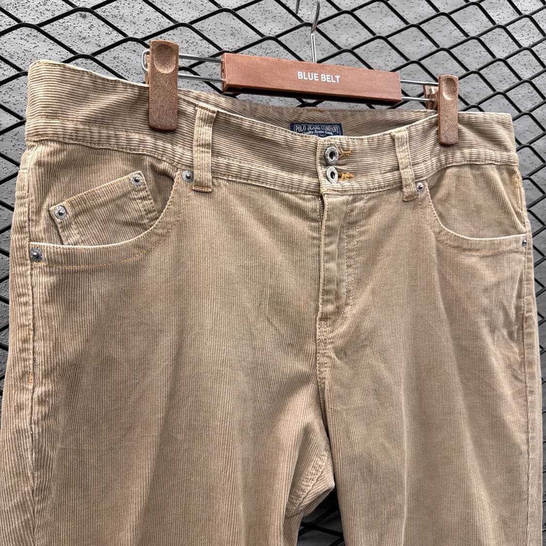 폴로진스 라이트 코듀로이 팬츠 메탈버튼 백포켓 디테일 샌드 상품이미지4