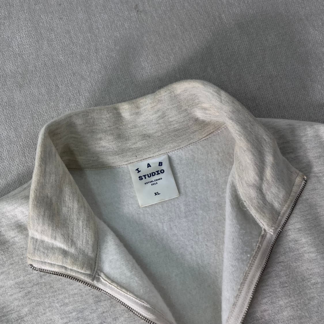 110 아이앱 스튜디오 오트밀 버건디 반집업 맨투맨 상품이미지5