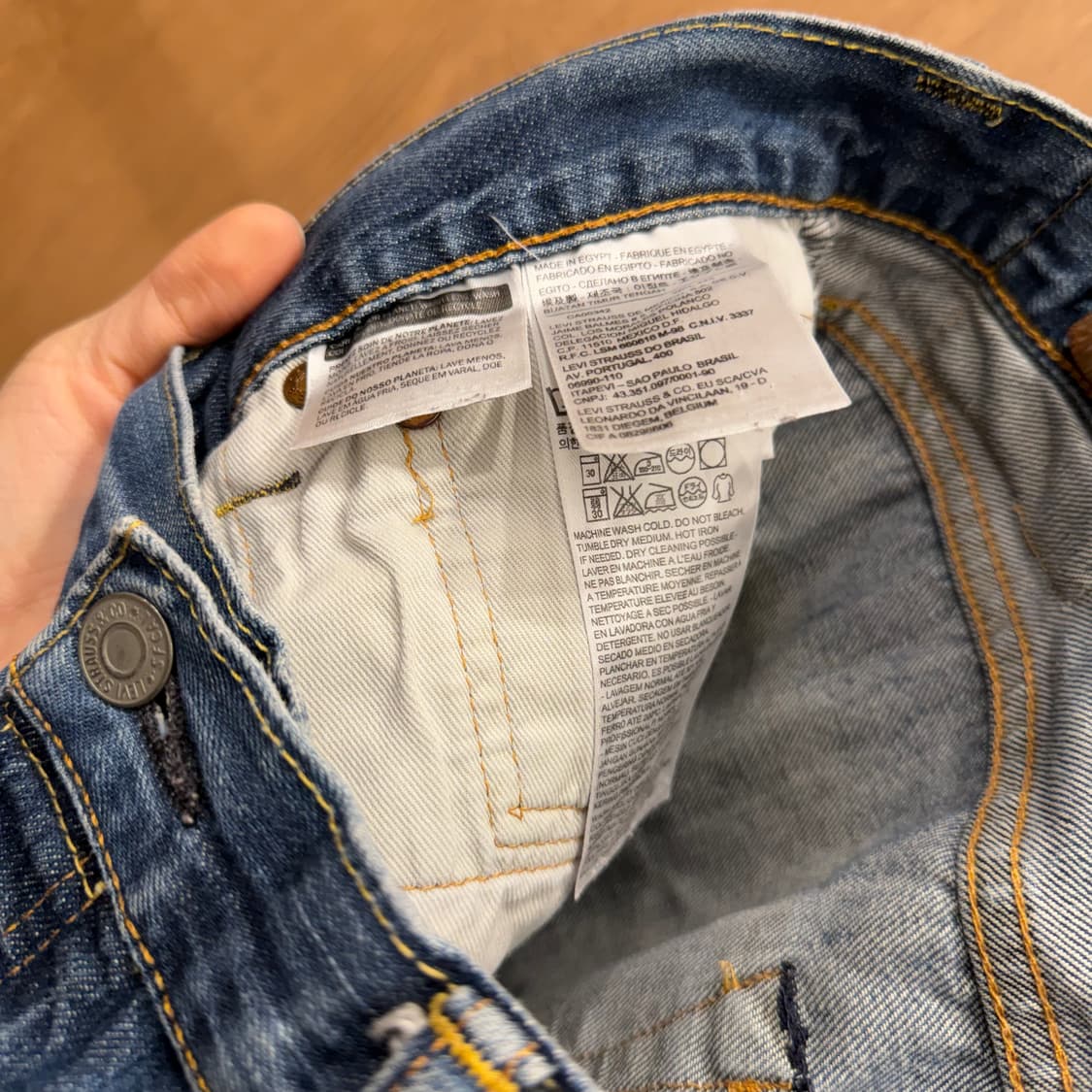 리바이스 501 워싱 데님 팬츠 버튼 클로징 로고 디테일 레귤러핏 중청 상품이미지6