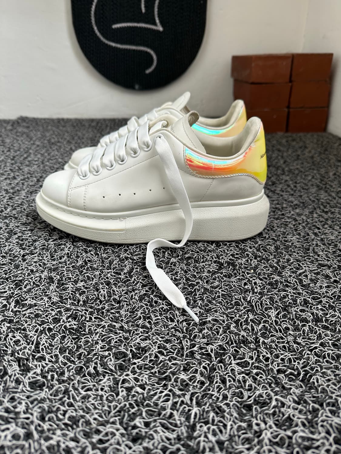 알렉산더 맥퀸 오버솔 홀로그램 스니커즈 상품이미지1