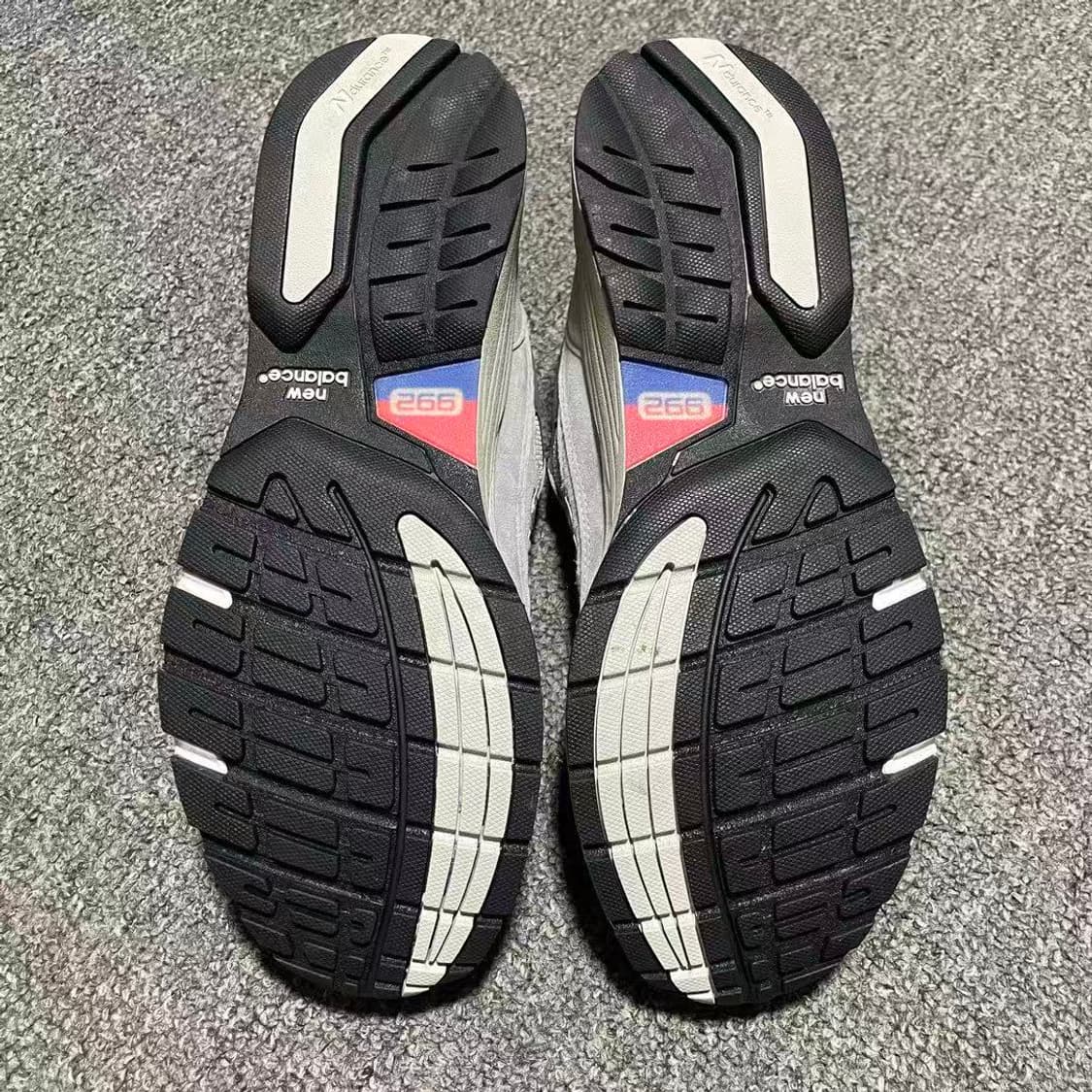 뉴발란스 992 메이드 인 USA 코어 그레이 실버 메탈릭240mm 상품이미지5