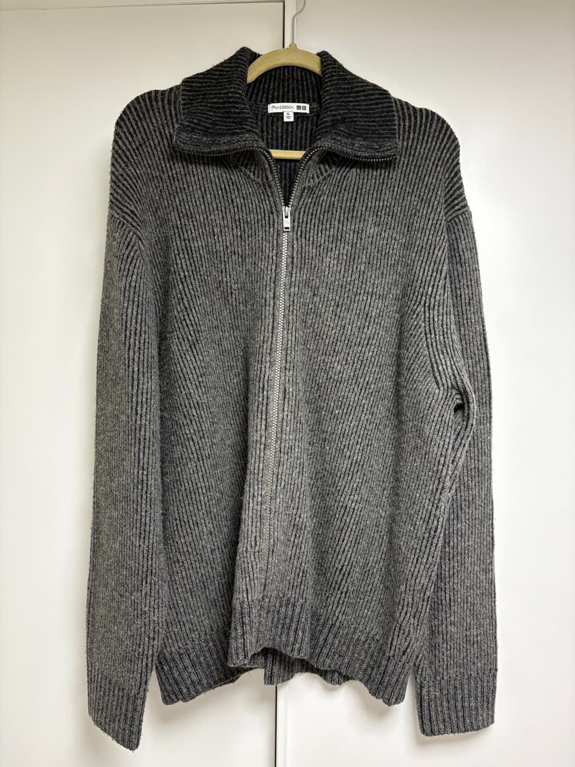 유니클로 x JW 앤더슨 수플레얀 풀집 스웨터 그레이 XL 상품이미지1
