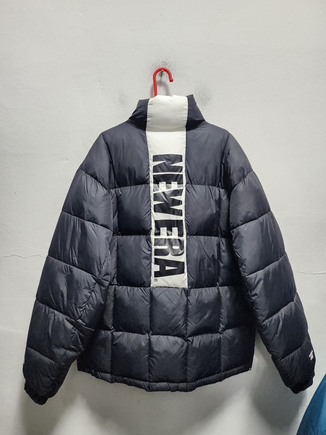 뉴에라 백로고 블랙 패딩  상품이미지1