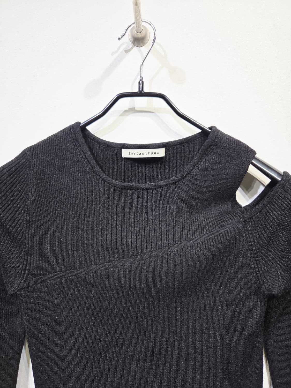 인스턴트펑크 숄더 컷아웃 골지 슬림 니트 상품이미지3