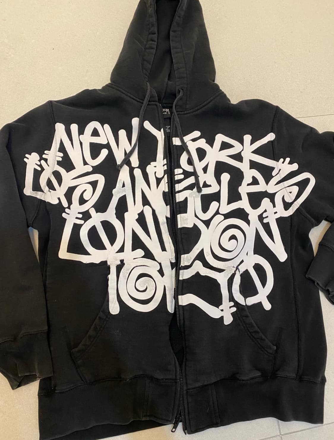 스투시 월드투어로고 후드 L 상품이미지1