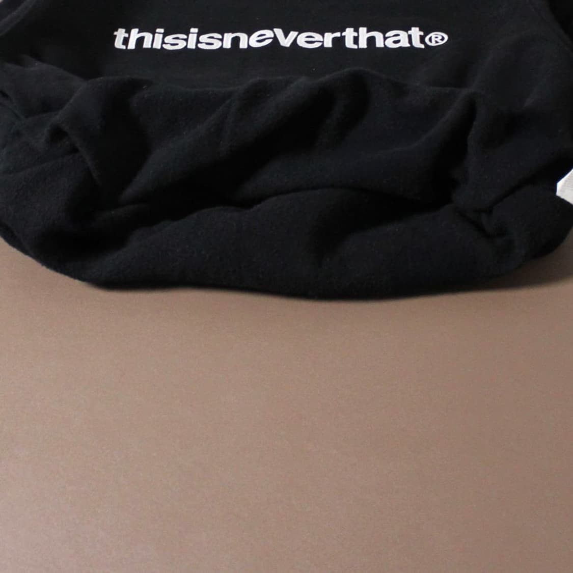 Thisisneverthat 디스이즈네버뎃 기모 블랙 맨투맨 상품이미지3