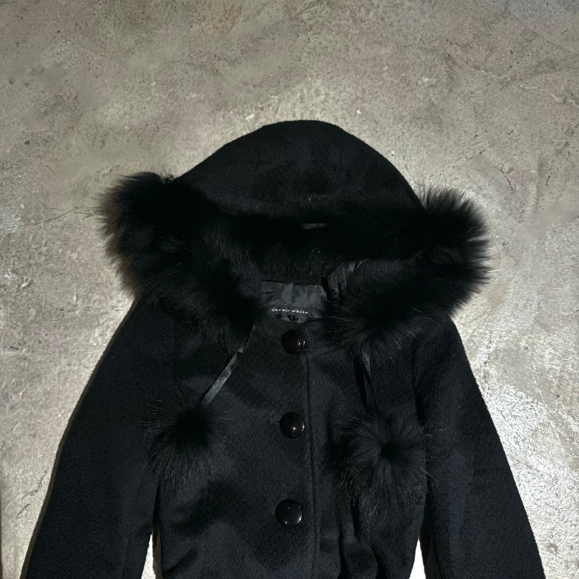 후드 퍼 트림 폼폼 블랙코트 상품이미지2