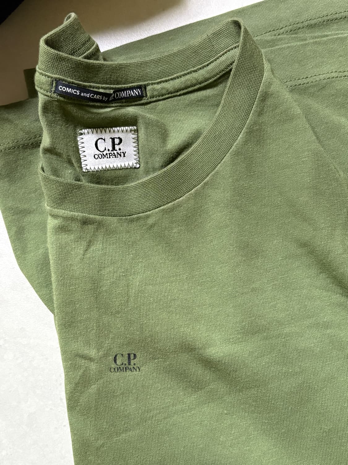 C.P. 컴퍼니 백 로고 코믹 프린트 티셔츠 반팔 카키 상품이미지2