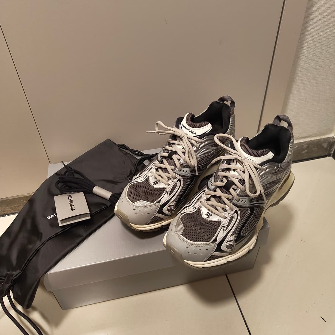 발렌시아가 엑스팬더
그레이 44
 상품이미지3