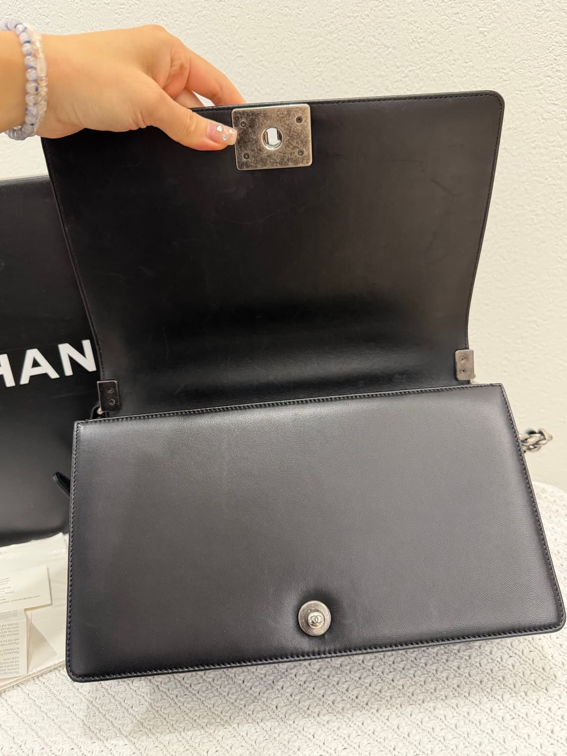 샤넬 보이백 라지 (뉴미듐) 블랙 은장 풀박스 19번대 상품이미지3