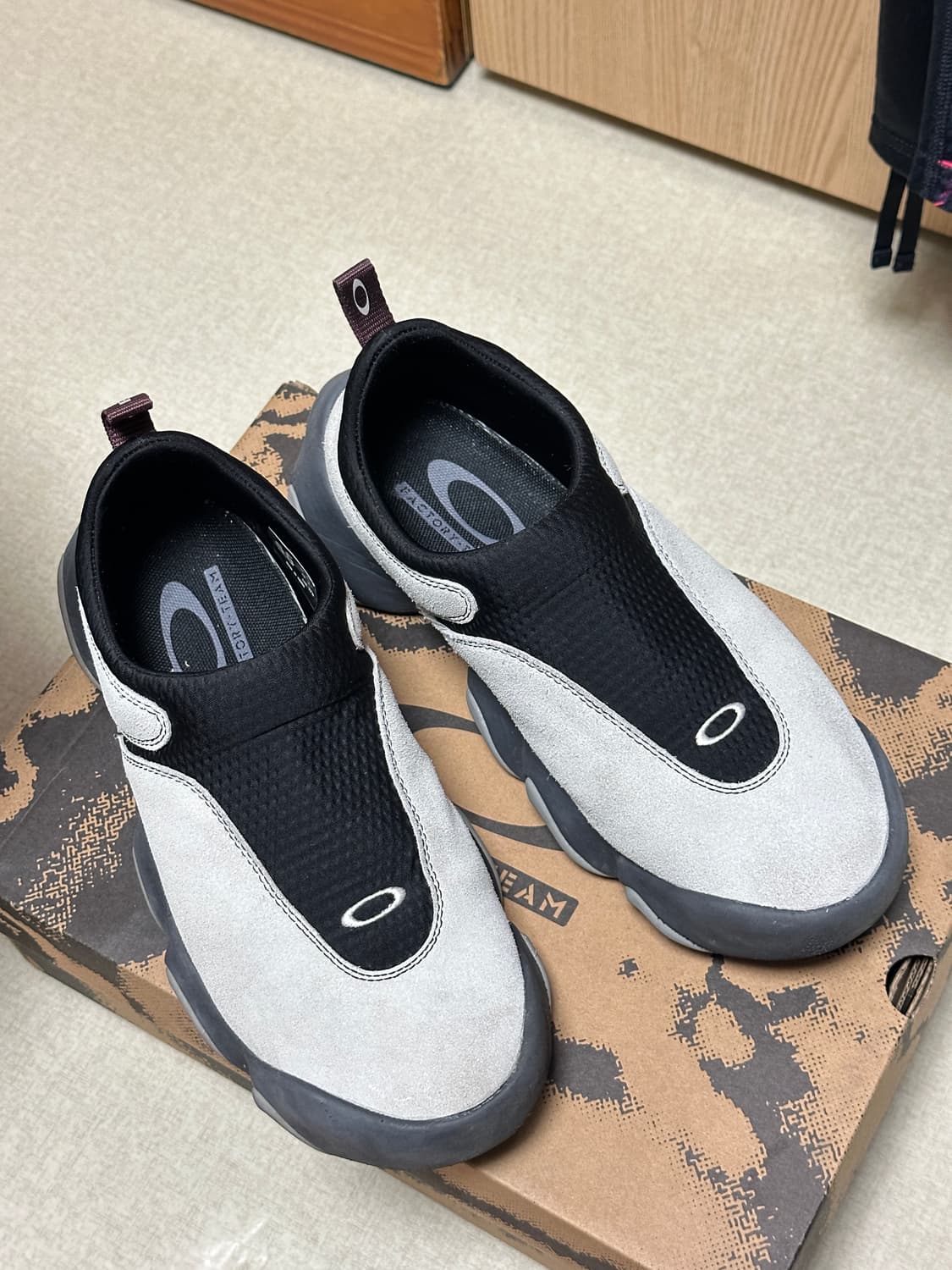 오클리 팩토리 팀 x 브레인 데드 플래시 275 상품이미지1