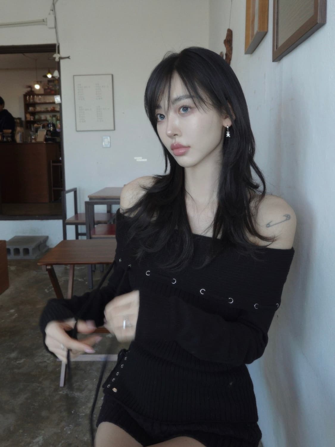 [새상품] 페일제이드 아일렛 스트링 오프숄더 니트 티 블랙 상품이미지6