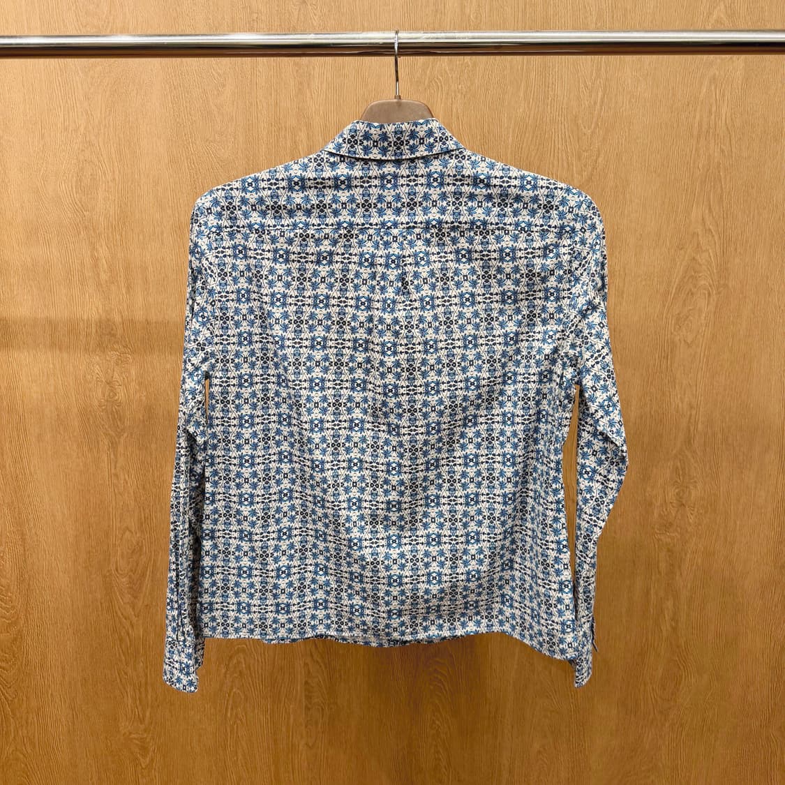 막스마라 긴팔 셔츠 플라워 패턴 버튼 클로징 디테일 레귤러핏 스카이 블루 상품이미지3