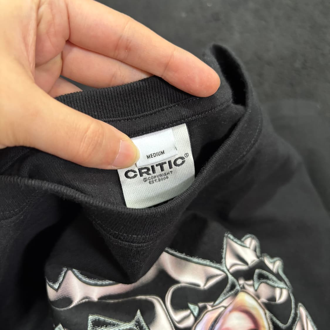 M 크리틱 X BEBE 스우파 블랙 프린팅 반팔티 상품이미지4