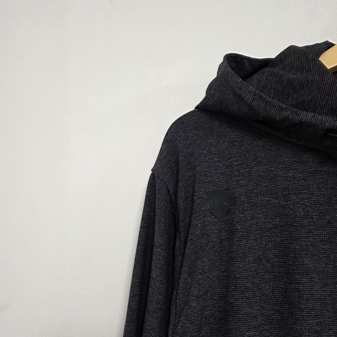 110) 데상트 후드 경량 스판 바람막이 차콜그레이 상품이미지2