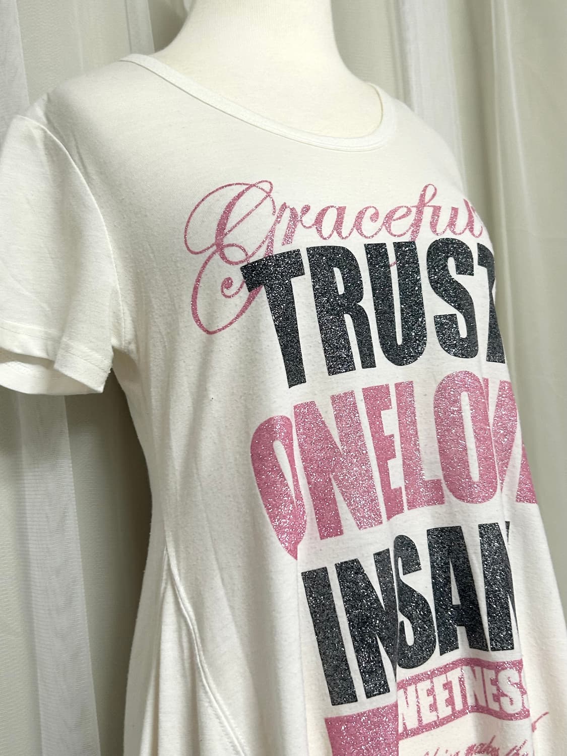 Chu xxx 글리터 프린팅 언발 로걀 반팔 탑 상품이미지2