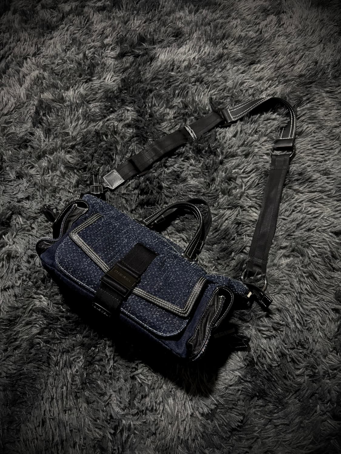 Diesel 버클 디테일 워싱 데님 크로스백 상품이미지1