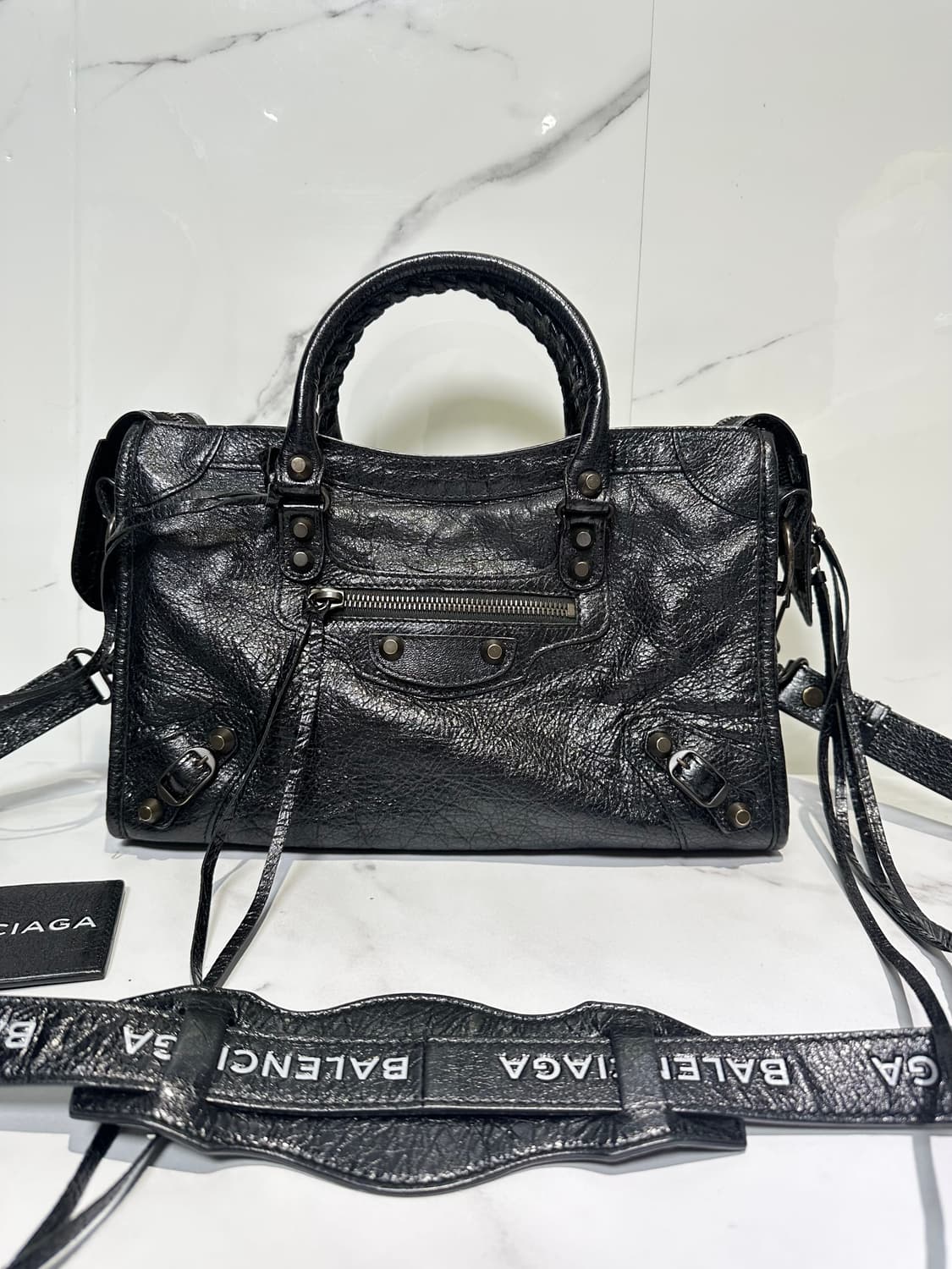 [SA 정품] 발렌시아가 로고스트랩 시티 모터백 스몰 상품이미지1