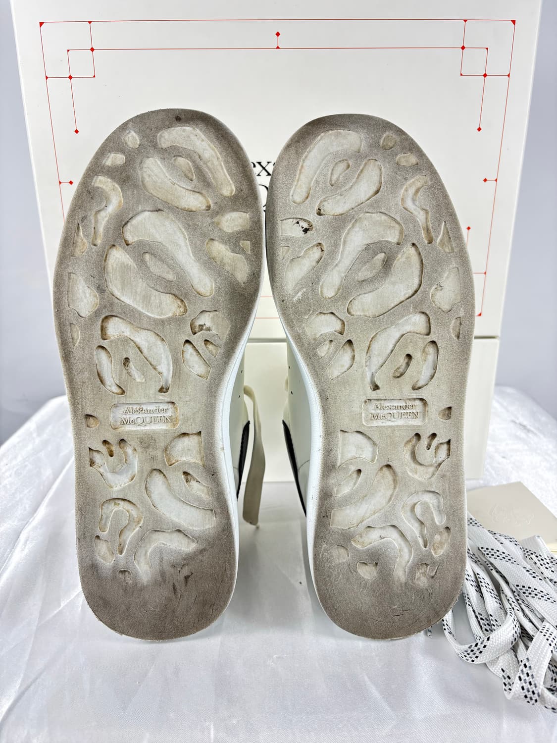 (정품)42.5알렉산더 맥퀸 오버솔 스니커즈 화이트블랙 상품이미지7