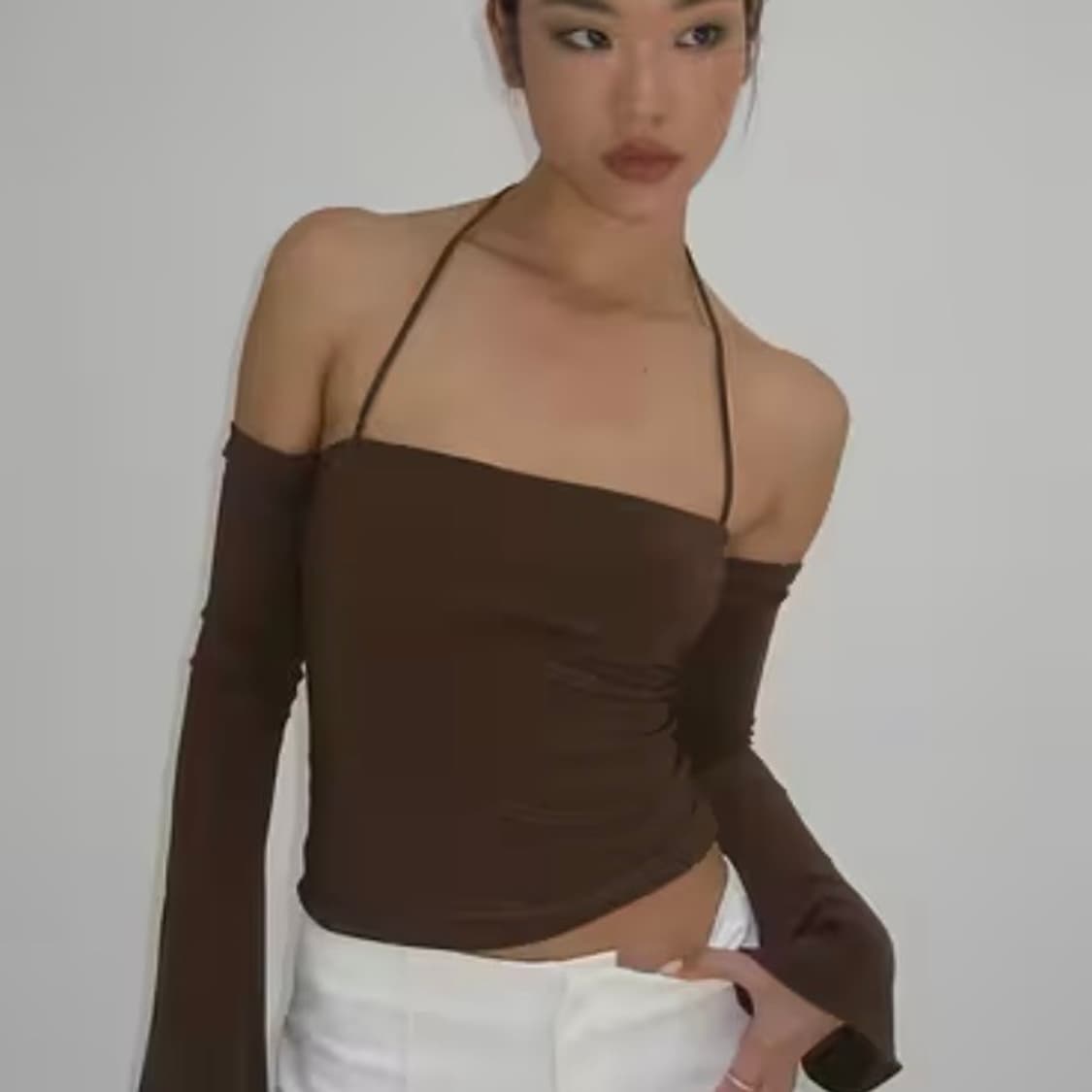 오프숄더 브라운 홀터 티 상품이미지2