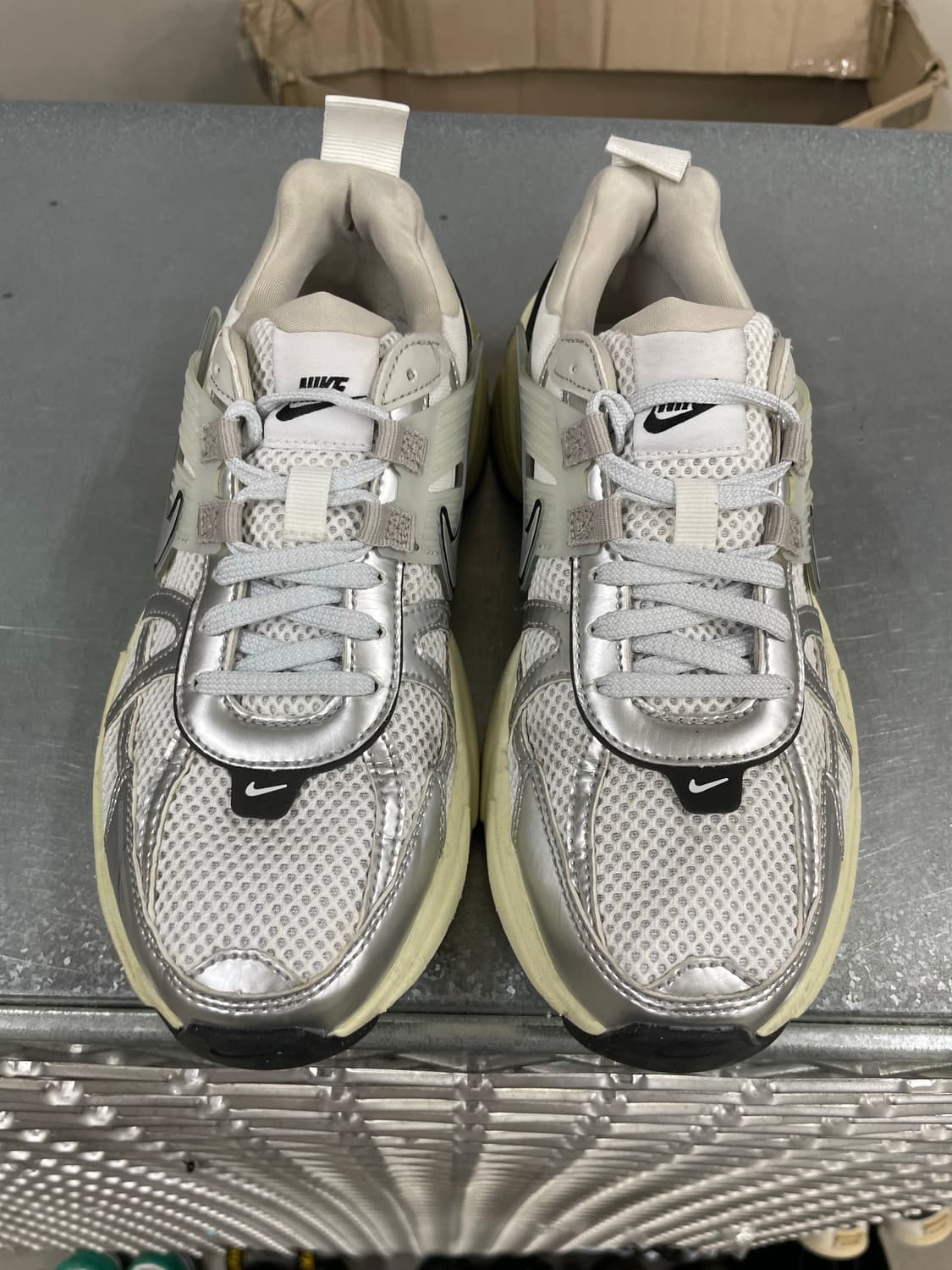 나이키 V2K 런 서밋 화이트 메탈릭 실버 240 상품이미지5