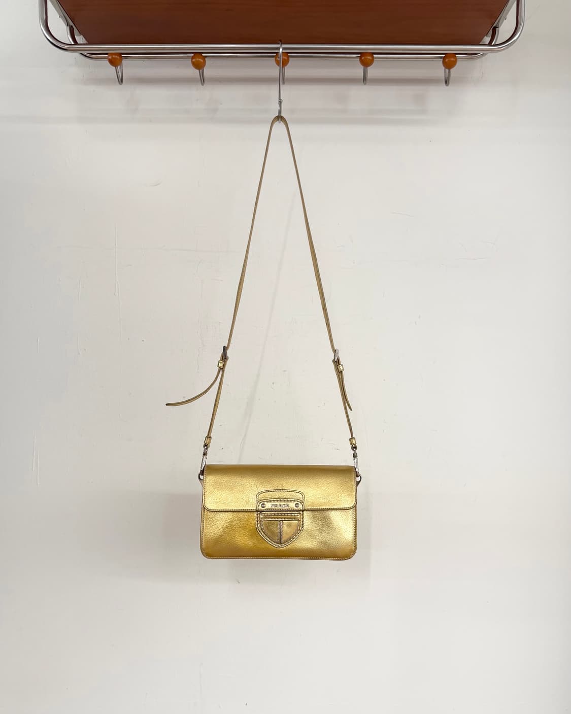 프라다 메탈릭 골드 레더 플랩 크로스백 상품이미지2