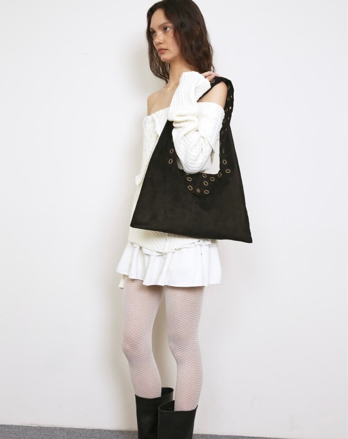 폴리수엠 아일렛 스웨이드 숄더백 블랙 상품이미지4