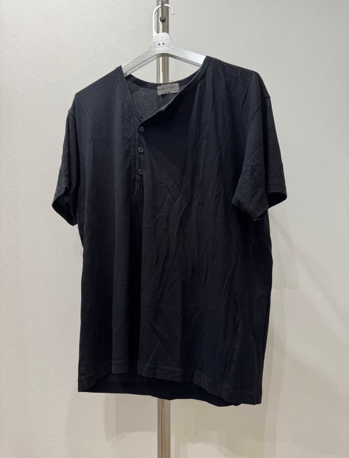 요지야마모토 뿌르옴므 비대칭 헨리넥 티셔츠 상품이미지1