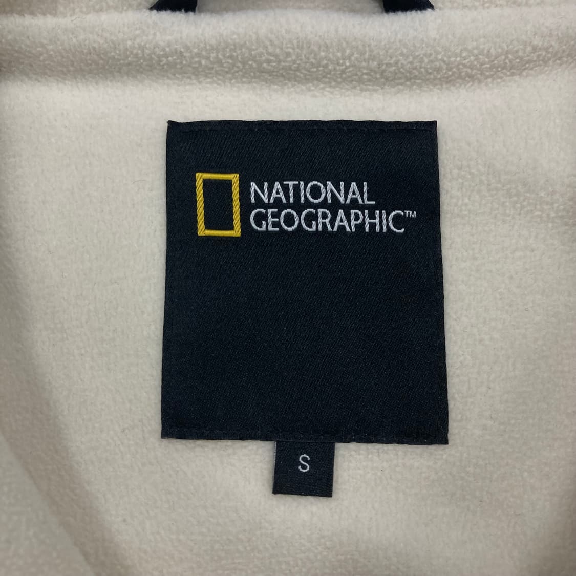 내셔널 지오그래픽 아이보리 컬러 스몰 로고 와펜 쉐르파 자켓 상품이미지4