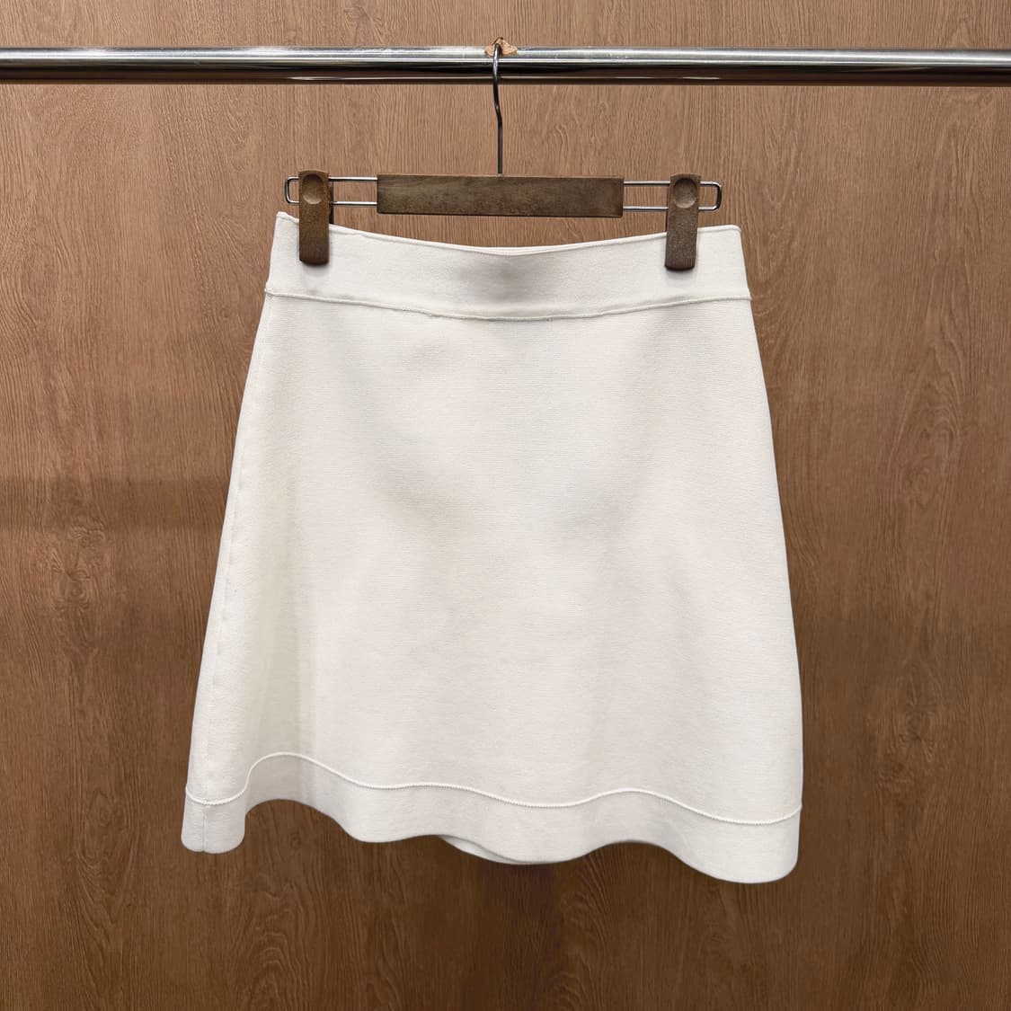 산드로 니트 미디 스커트 밴딩 더블 패치 포켓 디테일 A라인 화이트 상품이미지3