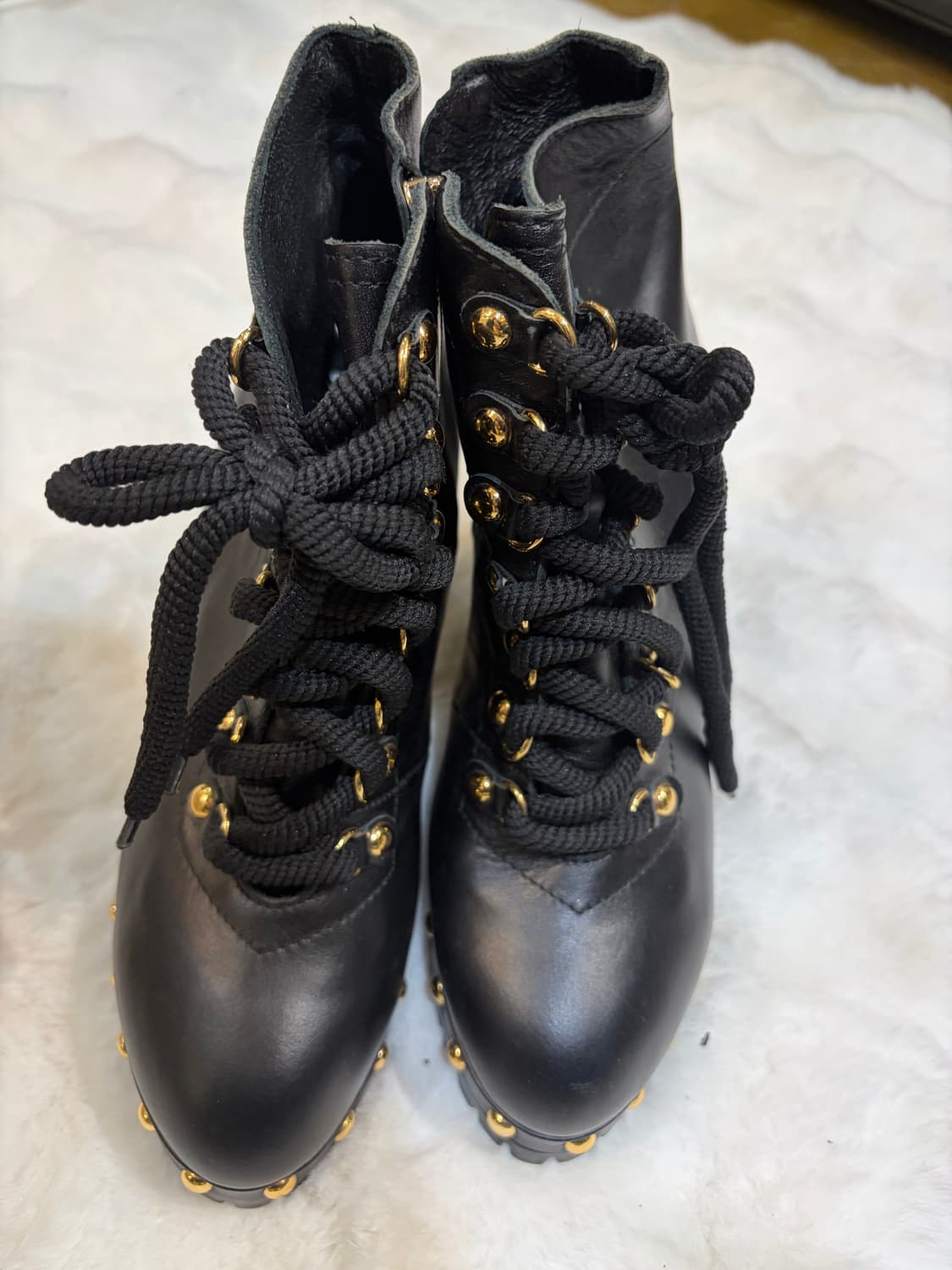 슈콤마보니 블랙 앵클 부츠 금장 장식 상품이미지1