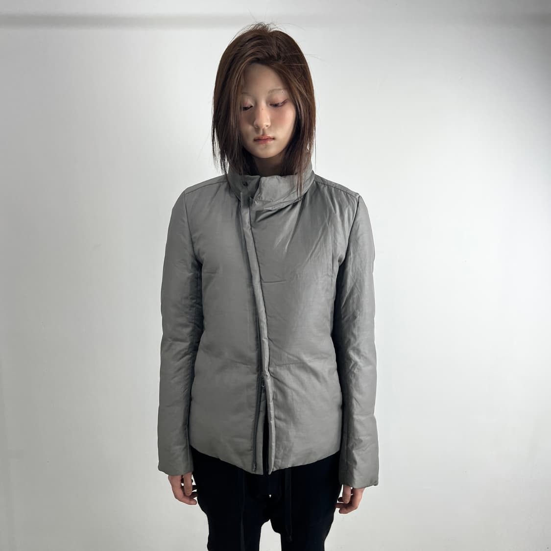 카즈유키 쿠마가이 어태치먼트 사선 집업 다운 자켓 카키 그레이 상품이미지4
