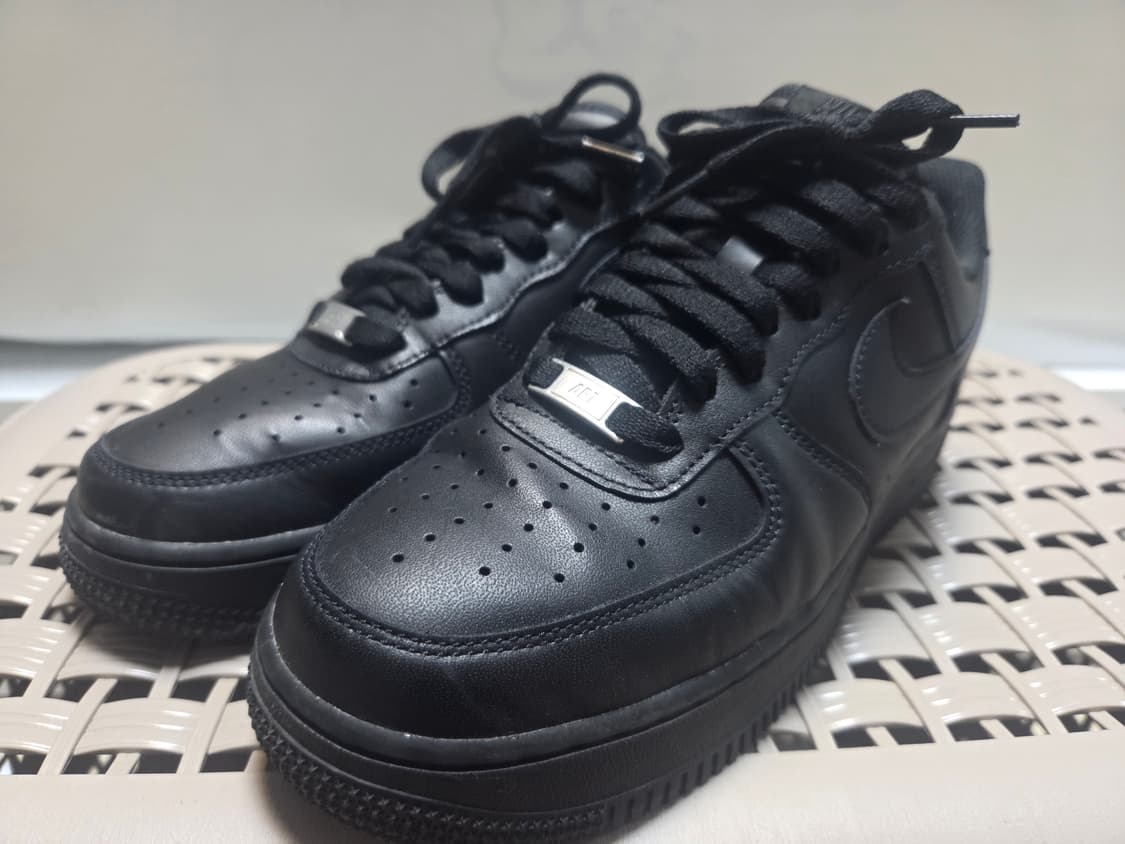 나이키 에어포스 로우 트리플 블랙 255 상품이미지1