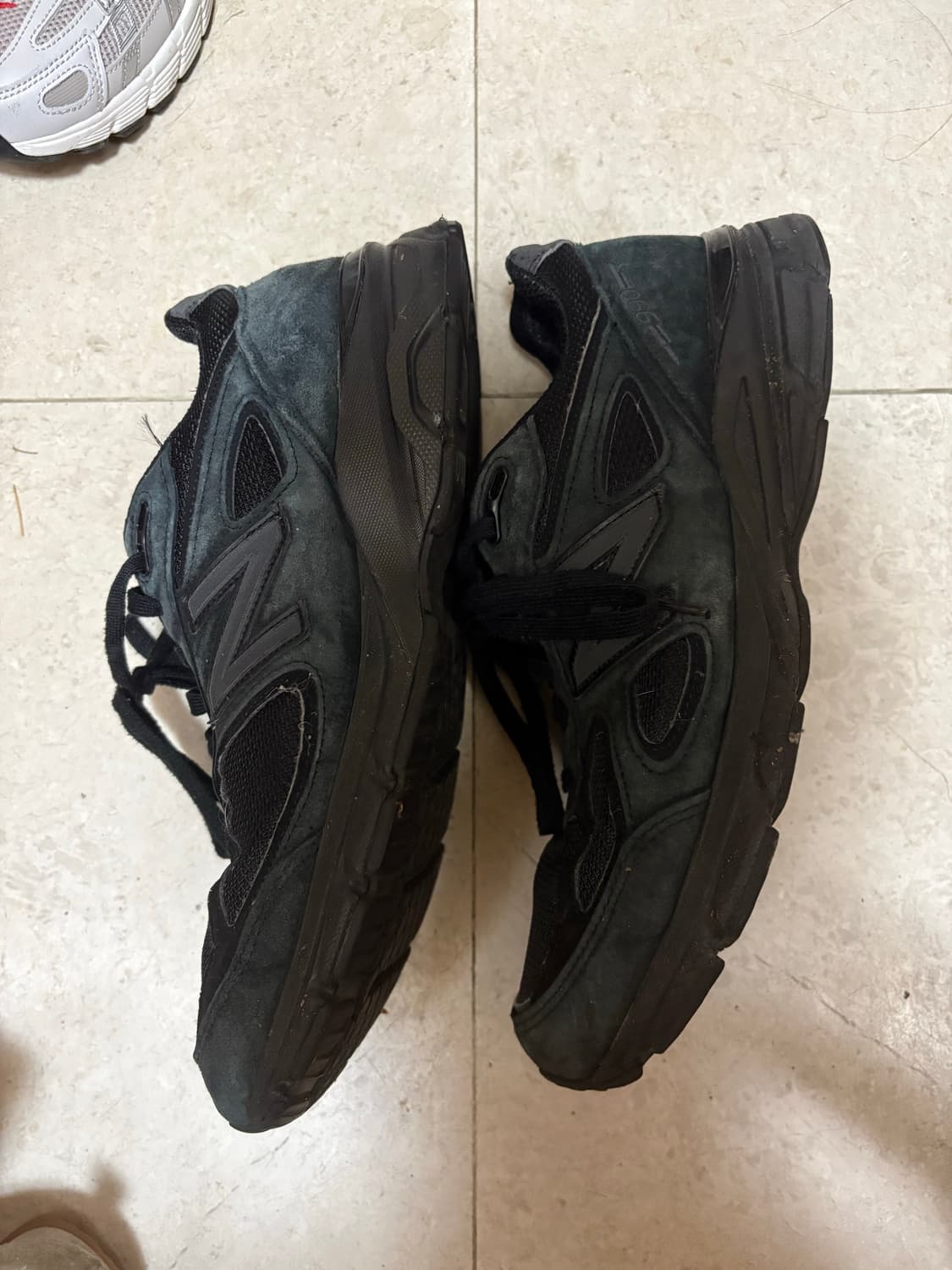 뉴발란스 990v4 트리플블랙 트블 상품이미지2