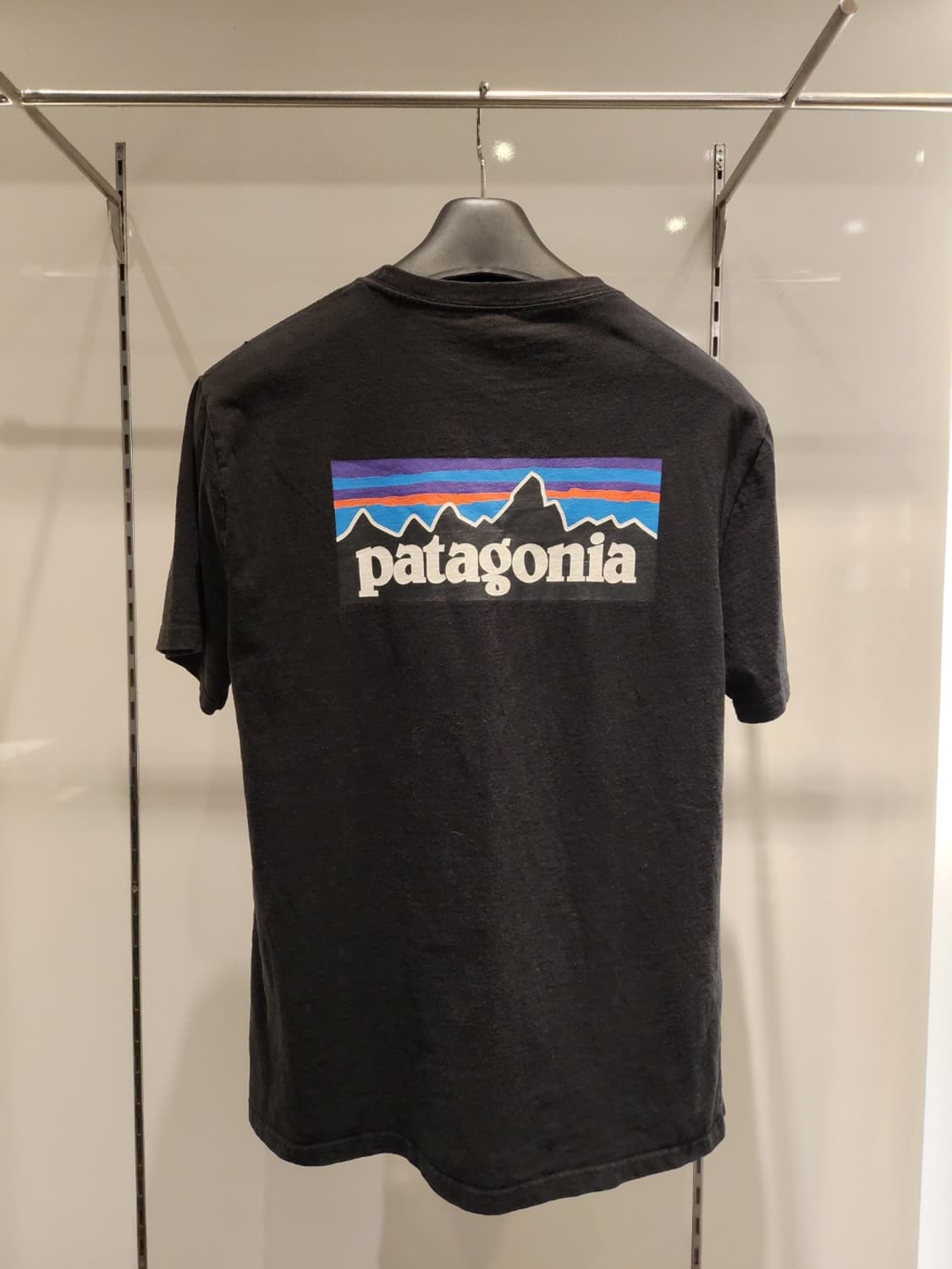 파타고니아 블랙 로고반팔95 상품이미지2