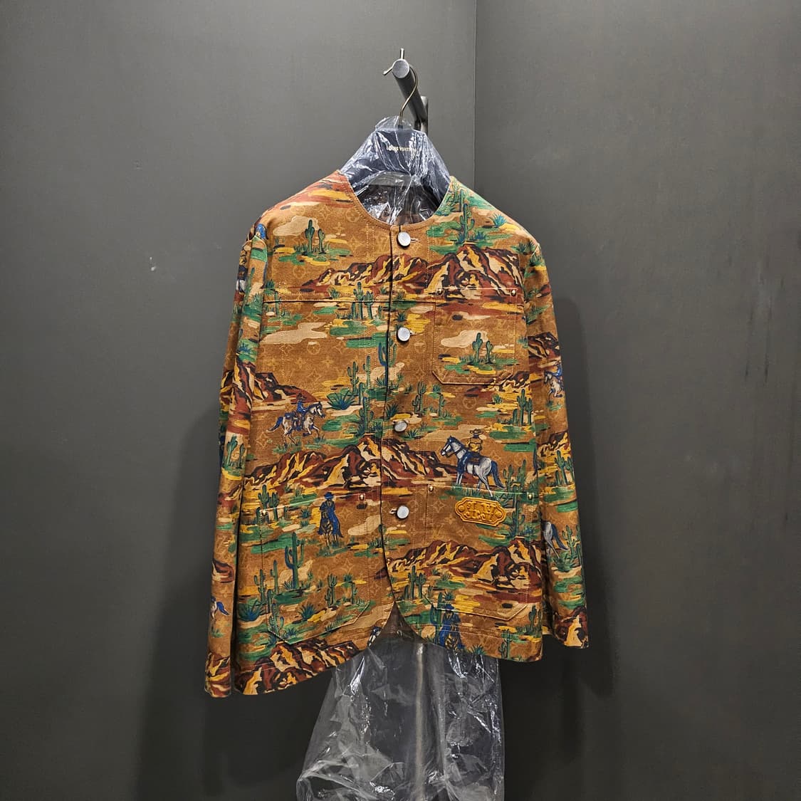 루이비통 웨스턴 컬렉션 카모플라쥬 퍼렐 카라리스 자켓 상품이미지2